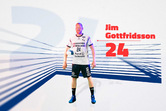 Jim Gottfridsson posiert im weißen Trikot vor der Kamera