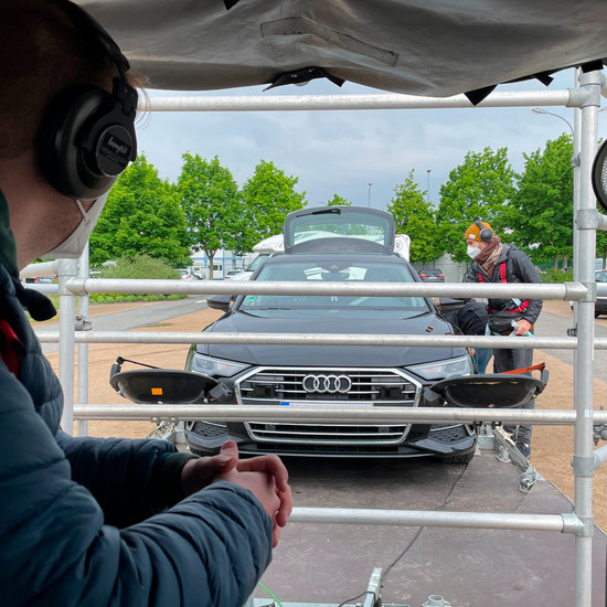Unsere Profis – Ihre Produktion Filmteam auf Parkplatz mit einem Auto
